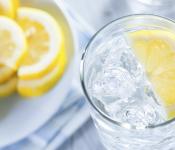 Польза и вред лимонной воды по утром для организма человека